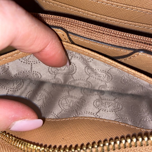 • Michael Kors 2 Toned Wallet • - Picture 3 of 8